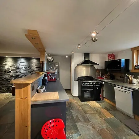Chaleureux Pour 12 Personnes Avec Wifi Et Cheminee - Fr-1-733-76